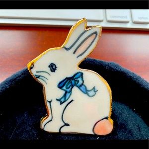 ****SPRING ****Bunny pin